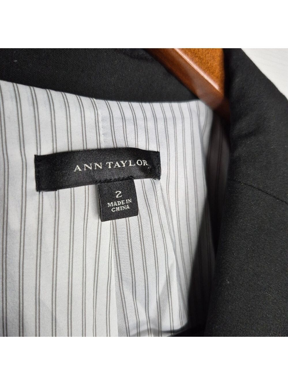 Ann Taylor Black Two-Button Blazer Jacket Size 2 โ Classic Workwear - Picture 4 of 6